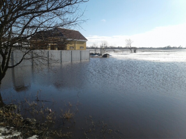 На Киевщине талая вода начала подтапливать жилые дома (фото)