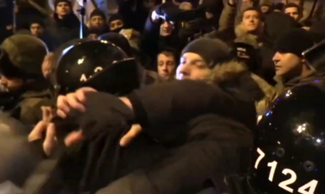 В результате вчерашних столкновений в Киеве пострадали трое полицейских