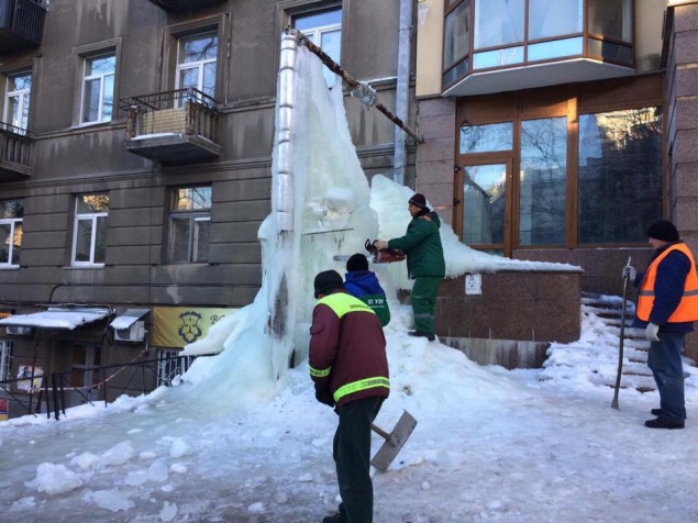 Киевские коммунальщики убирают знаменитый “ледяной фонтан” в Шевченковском районе (фото)