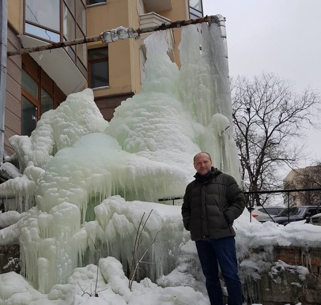 В центре Киева, благодаря нерасторопности коммунальщиков, появился ледяной фонтан (фото)