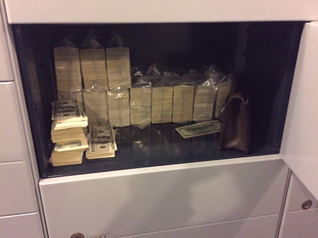 Силовики поймали на взятке в 33 млн грн двух “решал” из фискальной службы (фото)