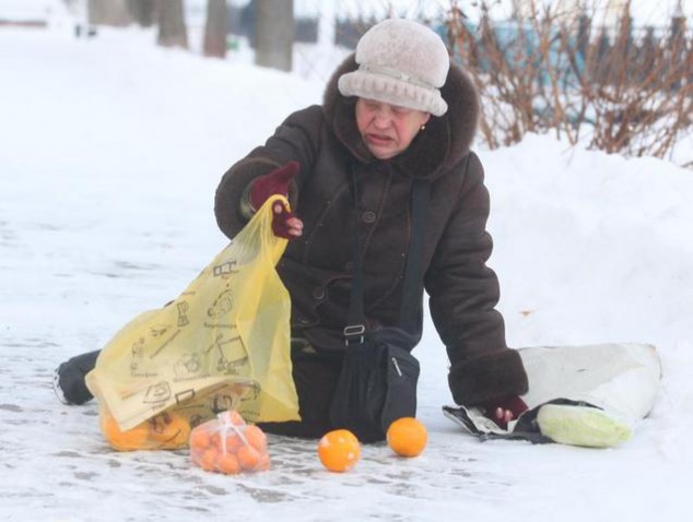 В Киеве из-за гололеда в выходные травмировались 192 взрослых и 15 детей