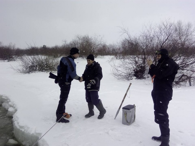 Киевского рыбака отнесло на льдине на 250 метров от берега
