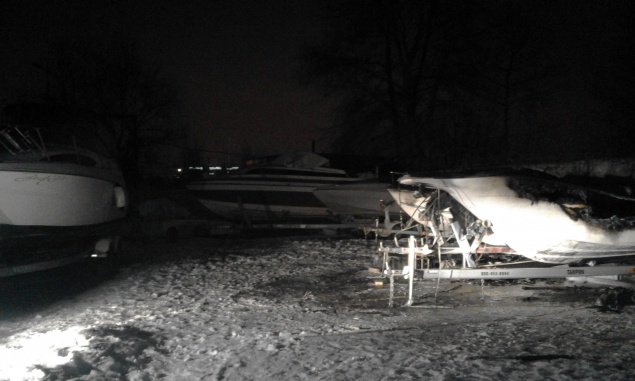 В результате пожара ночью в Киеве уничтожено три яхты: подозревают поджог