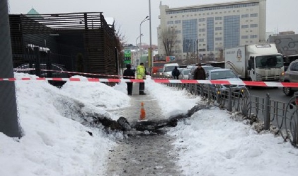 В Киеве в результате подземного взрыва на прохожих загорелась одежда (фото)