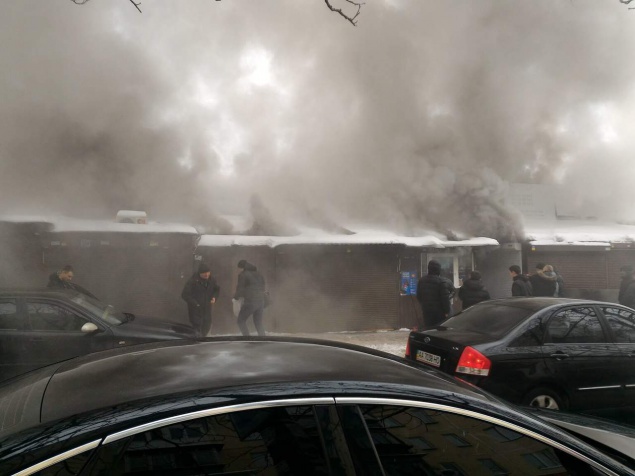 В Киеве - пожар на Радиорынке (фото, видео)