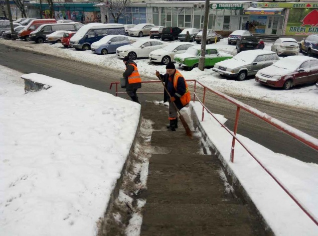 “Киевавтодор” увеличил количество дорожных работников для уборки снега на улицах столицы