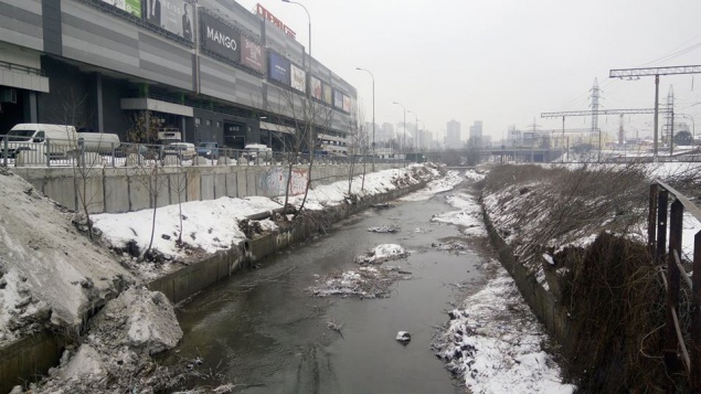 Коммунальщики Киева расчистили берега реки Лыбедь