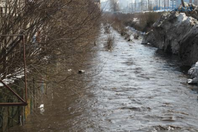 Снег продолжают сбрасывать в реку Лыбидь - депутат Яловой