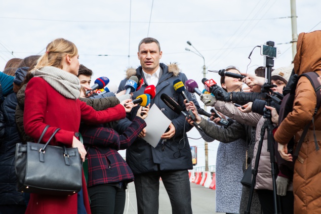 Виталий Кличко: “Движение на Шулявском путепроводе откроют в ограниченном режиме. И будет проверено техническое состояние всех других путепроводов и мостов”