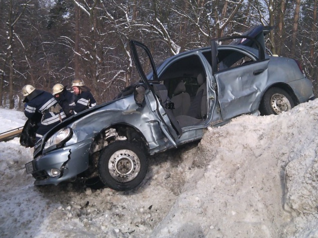 На Дарницком шоссе автомобиль “влетел” в сугроб: погибла пассажир (фото)