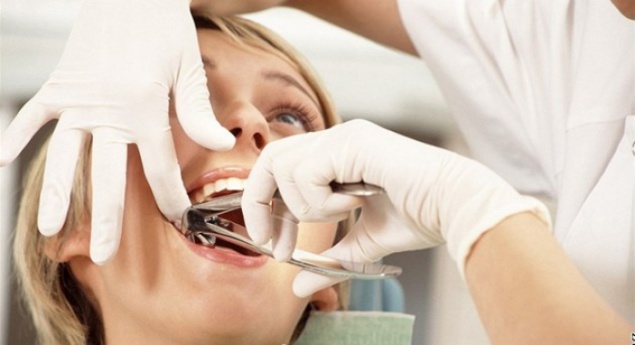 На Киевщине стоматолог вырывая зуб сломал пациенту челюсть