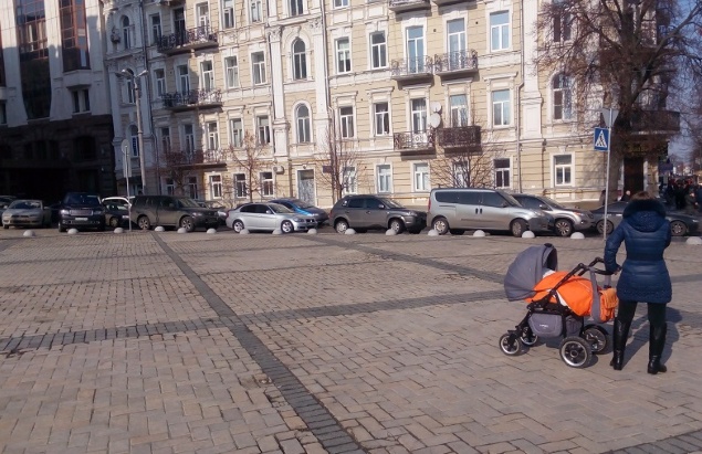Коммунальщики с помощью “военной хитрости” изгнали с Софийской площади паркующихся автомобилистов  (фото)