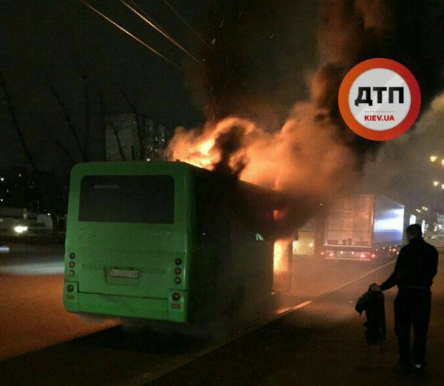 В Киеве на Окружной сгорела маршрутка (фото)