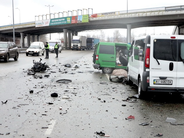 Под Киевом в ДТП с грузовиком погибли два человека (фото)