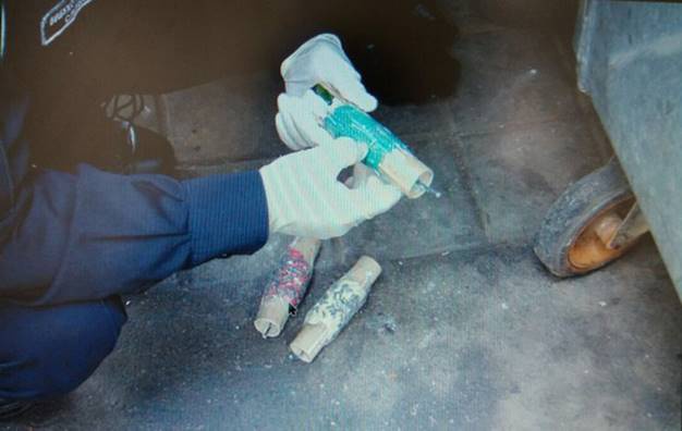 В мусорном баке в центре Киева дворник нашла самодельное взрывное устройство (фото)