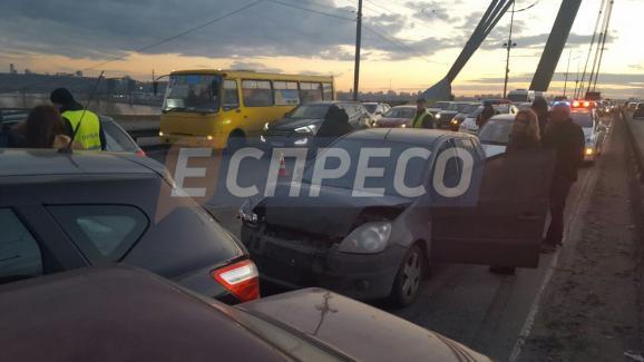 В Киеве на Московском мосту 9 машин столкнулись по цепной реакции (фото)
