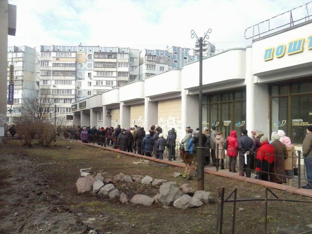 Депутат Киевсовета просит сотрудников “Ощадбанка” научить пенсионеров пользоваться терминалами