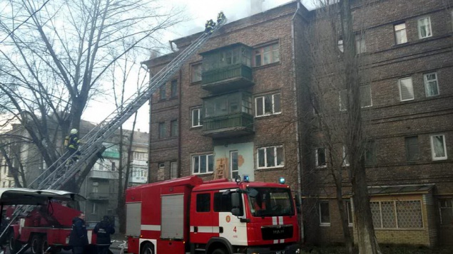 На крыше жилого дома в Киеве произошел масштабный пожар (фото, видео)