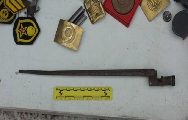 Возле метро в Киеве продавали оружие времен Первой мировой войны (фото)