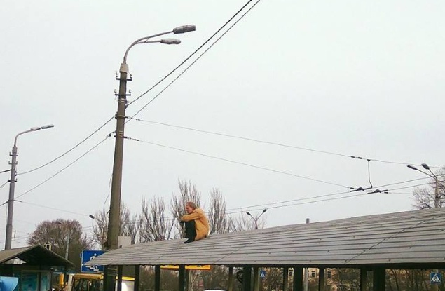Весеннее обострение: в Киеве мужчина несколько часов просидел на крыше остановки (фото)