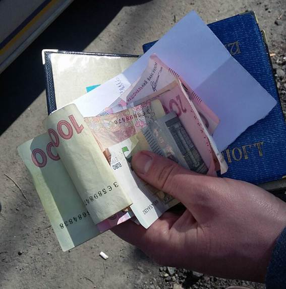 В Киеве мошенница “сняла порчу” у женщины с онкозаболеванием, отобрав последние сбережения (фото)
