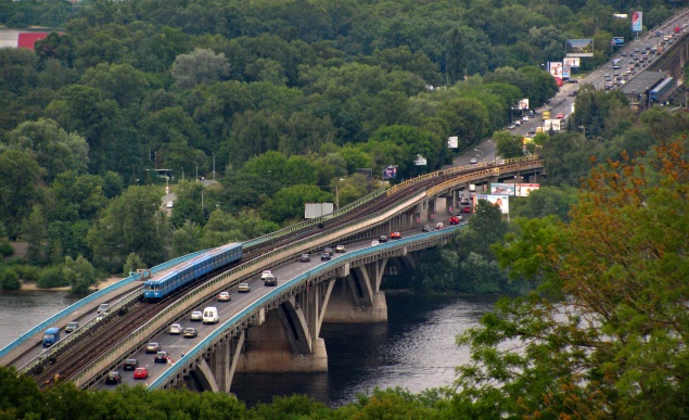 На выходных на мосту Метро в Киеве будет ограничено движение (график)