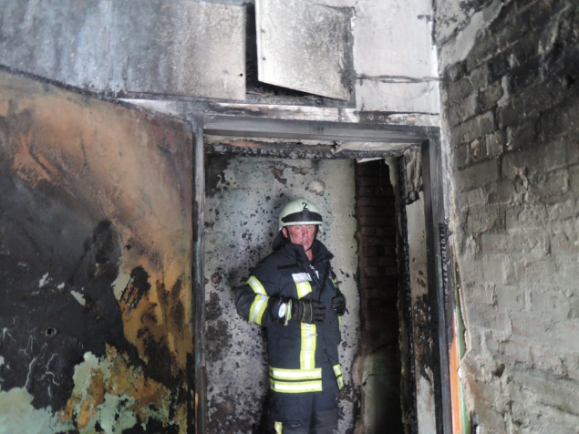 Из-за пожара в киевской пятиэтажке спасатели эвакуировали 14 человек (фото)