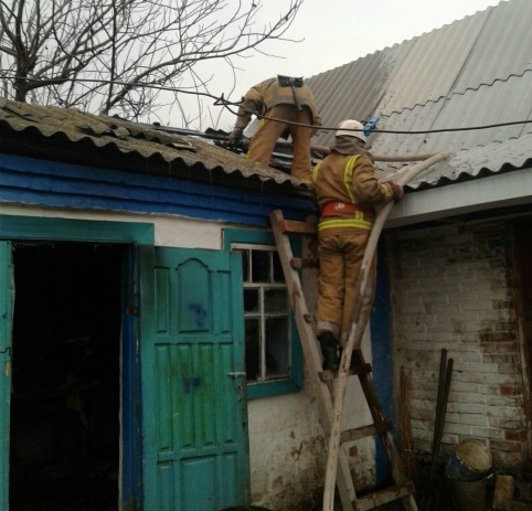 На Киевщине из-за короткого замыкания загорелась крыша постройки
