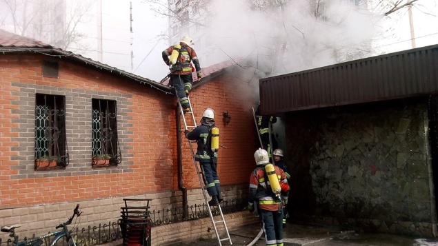 Спасатели ликвидировали пожар в столичном кафе (фото)