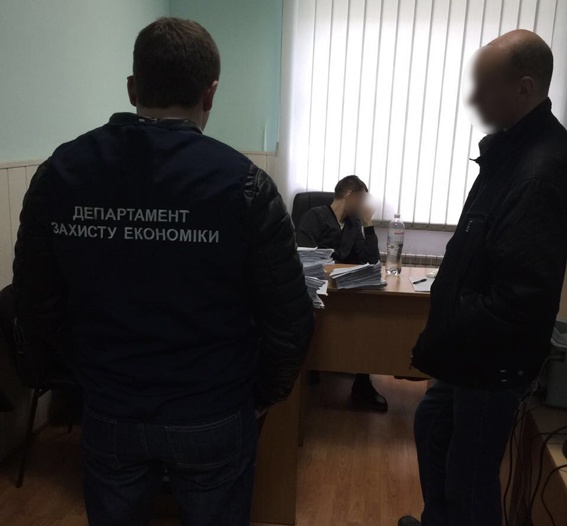 Осторожный госисполнитель в Киеве потребовал перечислить взятку на карточку