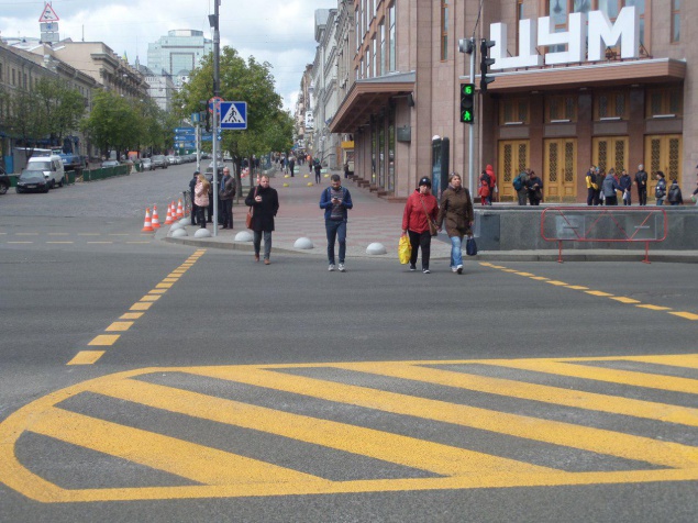 На перекрестке улиц Крещатик и Богдана Хмельницкого заработал светофор и наземный переход (фото)