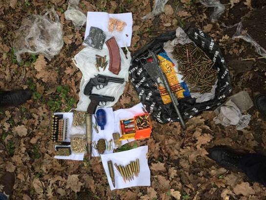 Правоохранители Киевщины обнаружили в лесу тайник жителя Калиновки с оружием и боеприпасами
