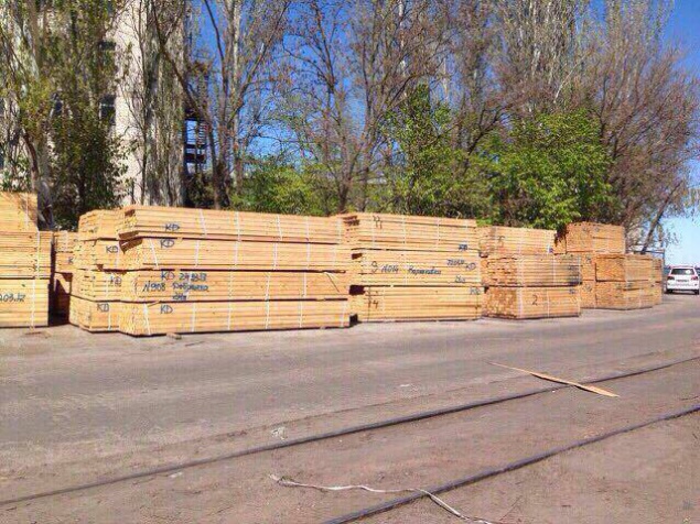 В Киеве разоблачили “предпринимателей”, организовавших нелегальный вывоз леса за границу (фото)