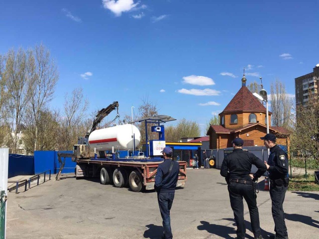 Правоохранители в Киеве демонтировали газовую заправку рядом с церковью