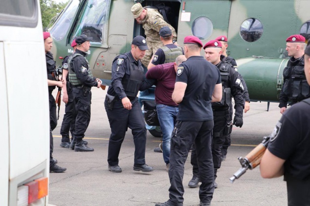 В Киев доставили задержанных налоговиков времен Януковича (фото, видео)