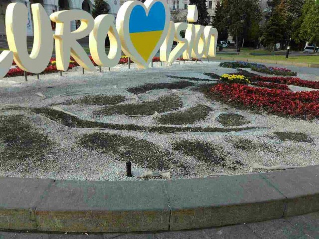 В центре столицы нещадно вытоптали клумбу, высаженную специально для “Евровидения-2017” (фото)
