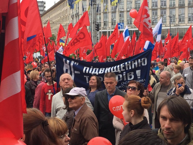 В центре Киева на Крещатике проводят первомайскую демонстрацию (фото, видео)