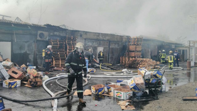 На складах возле Дарницкого рынка сгорели ящики с продуктами (фото)