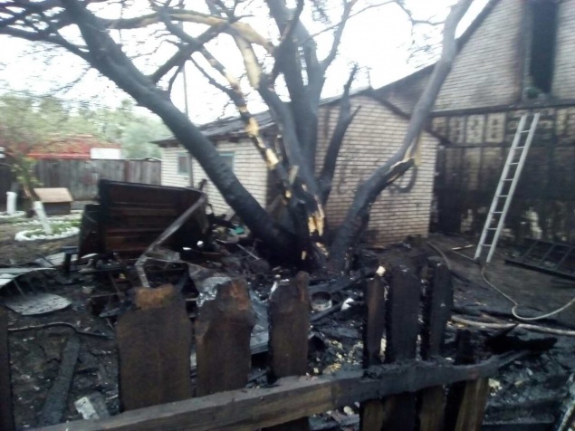 Из-за сарая в Киеве едва не сгорел весь дом (фото)