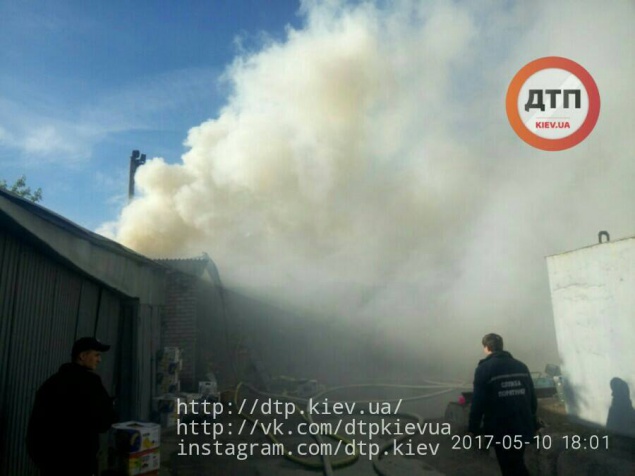 В Киеве горят склады недалеко от Дарницкого рынка (фото)