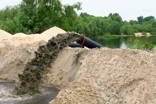 В Киеве перед судом предстанет предприниматель, незаконно “намывший” 80 тыс. кубометров песка из Десенки