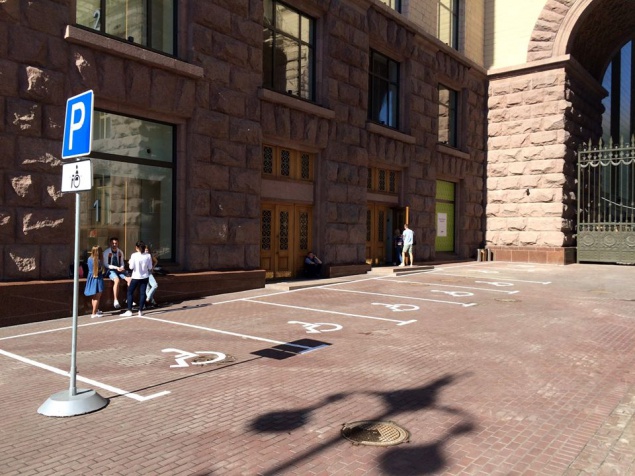 У здания КГГА появилась парковка для людей с ограниченными возможностями
