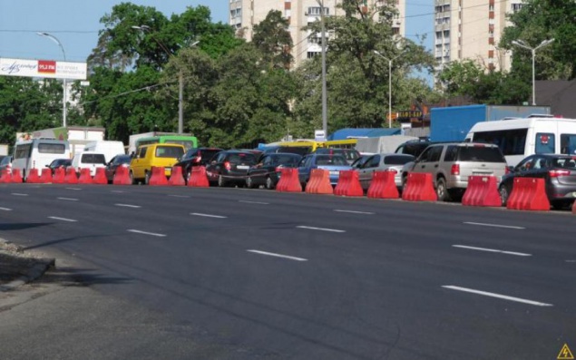 С завтрашнего дня в Киеве ограничат движение транспорта на путепроводе возле метро “Нивки”