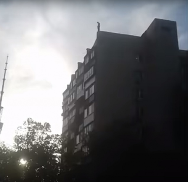 Спецназовцы в Киеве “сняли” с крыши многоэтажки потенциального самоубийцу (фото, видео)