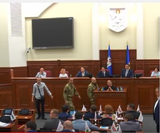 Киевсовет заставили признать бойцов-добровольцев официальными участниками боевых действий (фото, видео)