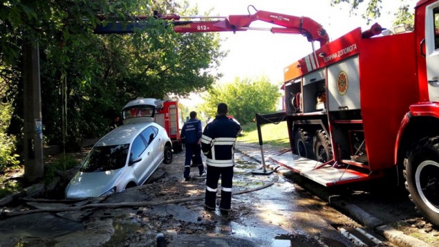 В Киеве опять прорвало трубу: в яме “утонул” автомобиль (фото)