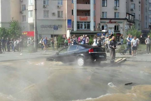 В Киеве автомобиль с 8-месячным ребенком в салоне едва не провалился под асфальт (фото)