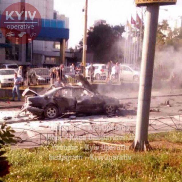 В Киеве взорвался автомобиль: сообщается об одном пострадавшем (фото, видео)