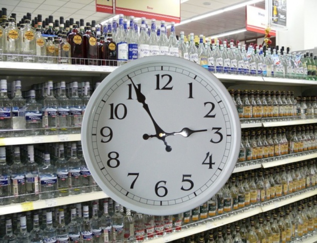 Столичные магазины возобновляют продажу алкоголя ночью